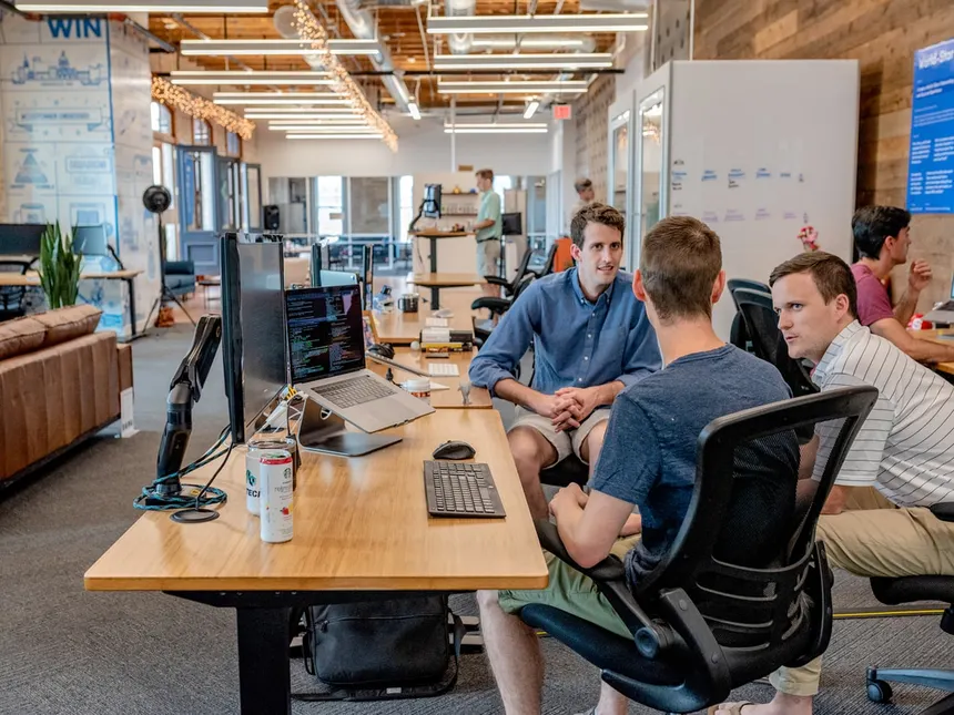 Collaborateurs dans un espace de travail lumineux